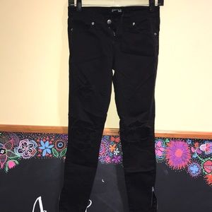 FORVER 21 BLACK RIPPED JEANS